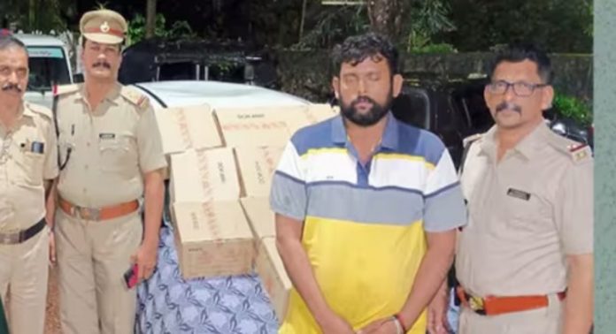 കുമ്പളയിൽ വെച്ച് ആൾട്ടോ കാർ തടഞ്ഞു ; പരിശോധിച്ചപ്പോൾ കിട്ടിയത് 129.6 ലിറ്റർ കർണാടക മദ്യം ; യുവാവ് പിടിയിൽ കുമ്പളയിൽ വെച്ച് ആൾട്ടോ കാർ തടഞ്ഞു ; പരിശോധിച്ചപ്പോൾ കിട്ടിയത് 129.6 ലിറ്റർ കർണാടക മദ്യം ; യുവാവ് പിടിയിൽ