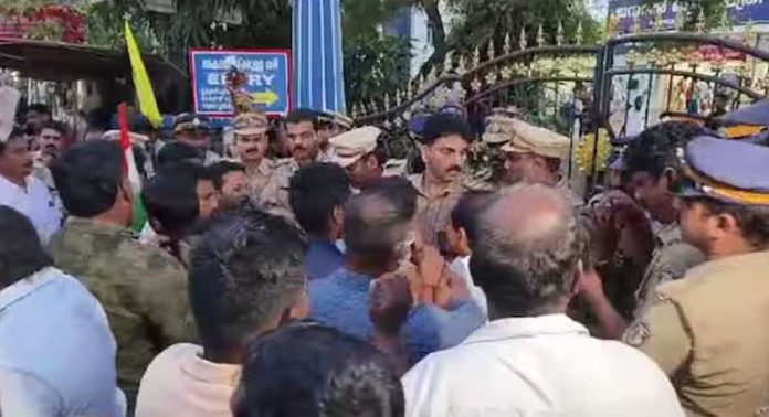 നെയ്യാറ്റിന്കര ജനറല് ആശുപത്രിയില് കുത്തിവെയ്പിനു പിന്നാലെ യുവതി മരിച്ച സംഭവത്തിൽ പ്രതിഷേധം നെയ്യാറ്റിന്കര ജനറല് ആശുപത്രിയില് കുത്തിവെയ്പിനു പിന്നാലെ യുവതി മരിച്ച സംഭവത്തിൽ പ്രതിഷേധം