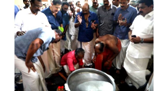 രുചിയേറും വിഭവങ്ങളോടെ ആറന്മുളയിൽ ഇനി വള്ളസദ്യയുടെ കാലം രുചിയേറും വിഭവങ്ങളോടെ ആറന്മുളയിൽ ഇനി വള്ളസദ്യയുടെ കാലം