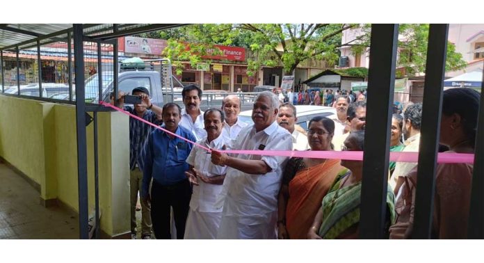 വെച്ചൂച്ചിറ ഗ്രാമപഞ്ചായത്ത് ബസ്സ്റ്റാന്റിൽ അടഞ്ഞു കിടന്ന ശൗചാലയം തുറന്നു വെച്ചൂച്ചിറ ഗ്രാമപഞ്ചായത്ത് ബസ്സ്റ്റാന്റിൽ അടഞ്ഞു കിടന്ന ശൗചാലയം തുറന്നു