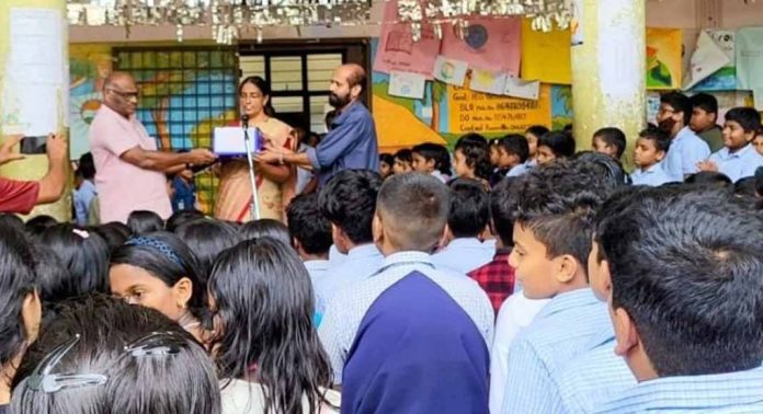 കോന്നി ഗവൺമെൻ്റ് ഹയർ സെക്കൻ്ററി സ്ക്കൂളിന് കോന്നി പബ്ലിക്ക് ലൈബ്രറി എഴുത്തുപെട്ടി കൈമാറി കോന്നി ഗവൺമെൻ്റ് ഹയർ സെക്കൻ്ററി സ്ക്കൂളിന് കോന്നി പബ്ലിക്ക് ലൈബ്രറി എഴുത്തുപെട്ടി കൈമാറി