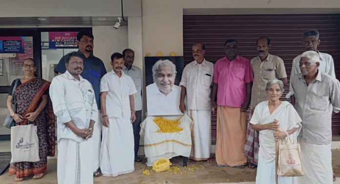 കോൺഗ്രസ് അങ്ങാടിക്കൽ ബൂത്ത് കമ്മിറ്റിയുടെ നേതൃത്വത്തില് ഉമ്മൻചാണ്ടിയുടെ ഒന്നാം ചരമവാർഷികം ആചരിച്ചു കോൺഗ്രസ് അങ്ങാടിക്കൽ ബൂത്ത് കമ്മിറ്റിയുടെ നേതൃത്വത്തില് ഉമ്മൻചാണ്ടിയുടെ ഒന്നാം ചരമവാർഷികം ആചരിച്ചു