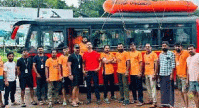 അർജുന് വേണ്ടിയുള്ള രക്ഷാപ്രവര്ത്തനത്തില് പങ്ക് ചേരാന് കോഴിക്കോട് നിന്നും 18 അംഗ സംഘം പുറപ്പെട്ടു അർജുന് വേണ്ടിയുള്ള രക്ഷാപ്രവര്ത്തനത്തില് പങ്ക് ചേരാന് കോഴിക്കോട് നിന്നും 18 അംഗ സംഘം പുറപ്പെട്ടു