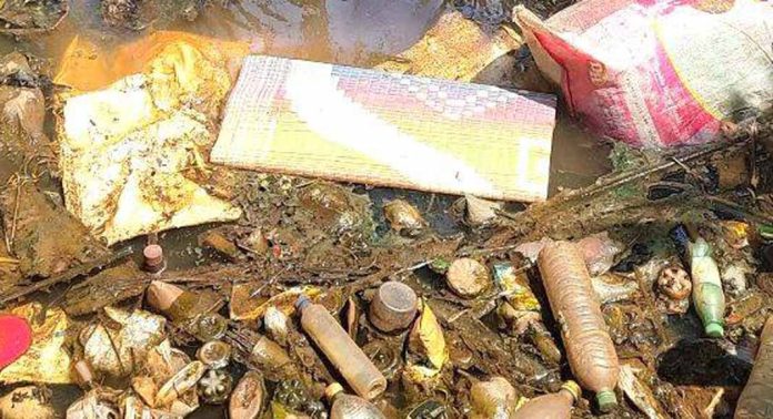 ഏലിയറക്കൽ ജംഗ്ഷന് സമീപം ഏലായിൽ കെട്ടിക്കിടക്കുന്ന വെള്ളവും മാലിന്യവും കെട്ടിക്കിടക്കുന്നു ഏലിയറക്കൽ ജംഗ്ഷന് സമീപം ഏലായിൽ കെട്ടിക്കിടക്കുന്ന വെള്ളവും മാലിന്യവും കെട്ടിക്കിടക്കുന്നു