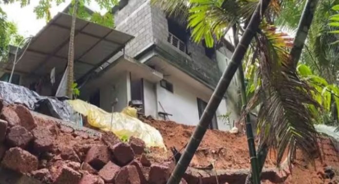 ശക്തമായ മഴയില് സംരക്ഷണ ഭിത്തി തകര്ന്ന് രണ്ട് വീടുകള് അപകട ഭീഷണിയില് ശക്തമായ മഴയില് സംരക്ഷണ ഭിത്തി തകര്ന്ന് രണ്ട് വീടുകള് അപകട ഭീഷണിയില്