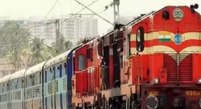 ട്രെയിനിൽ യാത്രക്കാരന് കുത്തേറ്റു ; സംഭവം ആലപ്പുഴ-കണ്ണൂർ എക്സിക്യൂട്ടീവിൽ പയ്യോളിക്കും വടകരക്കുമിടയിൽ ട്രെയിനിൽ യാത്രക്കാരന് കുത്തേറ്റു ; സംഭവം ആലപ്പുഴ-കണ്ണൂർ എക്സിക്യൂട്ടീവിൽ പയ്യോളിക്കും വടകരക്കുമിടയിൽ