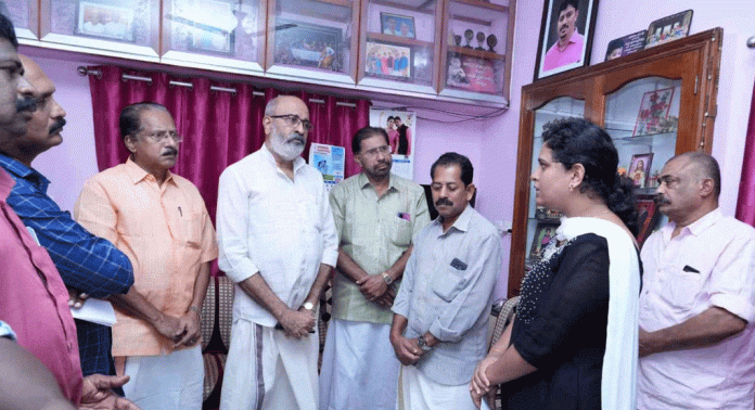 കുവൈറ്റ് തീപിടുത്തം : സിബിന് ടി എബ്രഹാമിന്റെ കുടുംബത്തിന് ധനസഹായം കൈമാറി കുവൈറ്റ് തീപിടുത്തം : സിബിന് ടി എബ്രഹാമിന്റെ കുടുംബത്തിന് ധനസഹായം കൈമാറി