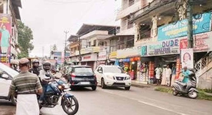 ഗതാഗതക്കുരുക്കിൽ വലഞ്ഞ് കുമ്പനാട് ടൗൺ ഗതാഗതക്കുരുക്കിൽ വലഞ്ഞ് കുമ്പനാട് ടൗൺ