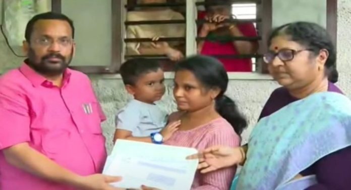 കുവൈത്ത് തീപിടിത്തം ; ബിനോയ് തോമസിന്റെ കുടുംബത്തിന് ധനസഹായം കൈമാറി കുവൈത്ത് തീപിടിത്തം ; ബിനോയ് തോമസിന്റെ കുടുംബത്തിന് ധനസഹായം കൈമാറി