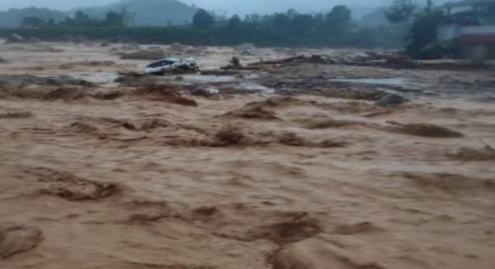 റിവര് ക്രോസിംഗ് ടീമിന്റെ സഹായം തേടി ; ഉരുള്പൊട്ടലിൽ കുടുങ്ങിയവരെ രക്ഷിക്കാൻ നാവിക സേനാ സംഘം വയനാട്ടിലേക്ക് റിവര് ക്രോസിംഗ് ടീമിന്റെ സഹായം തേടി ; ഉരുള്പൊട്ടലിൽ കുടുങ്ങിയവരെ രക്ഷിക്കാൻ നാവിക സേനാ സംഘം വയനാട്ടിലേക്ക്