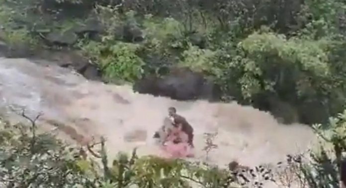 അവധി ആഘോഷിക്കാനെത്തി ; പിഞ്ചുകുട്ടിയടക്കം 5 പേർ ഒലിച്ചുപോയത് മരണമുഖത്തേക്ക് അവധി ആഘോഷിക്കാനെത്തി ; പിഞ്ചുകുട്ടിയടക്കം 5 പേർ ഒലിച്ചുപോയത് മരണമുഖത്തേക്ക്
