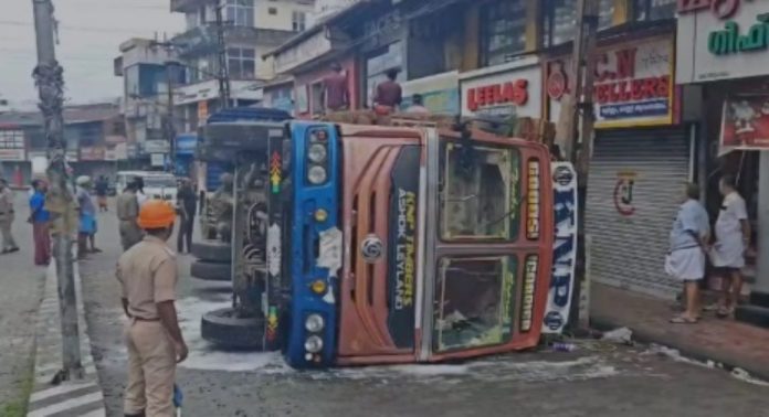 കോതമംഗലത്ത് തടി കയറ്റിവന്ന ലോറി മറിഞ്ഞു കോതമംഗലത്ത് തടി കയറ്റിവന്ന ലോറി മറിഞ്ഞു