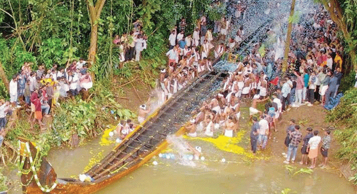 മല്ലപ്പുഴശ്ശേരി പള്ളിയോടം നീരണിഞ്ഞു മല്ലപ്പുഴശ്ശേരി പള്ളിയോടം നീരണിഞ്ഞു