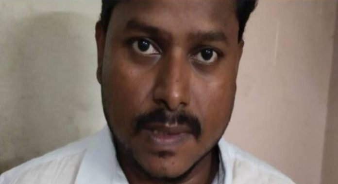 ബസ് യാത്രയ്ക്കിടെ നിയമ വിദ്യാർത്ഥിനിയെ കടന്നുപിടിച്ചു ; സർക്കാർ ജീവനക്കാരന് അറസ്റ്റില് ബസ് യാത്രയ്ക്കിടെ നിയമ വിദ്യാർത്ഥിനിയെ കടന്നുപിടിച്ചു ; സർക്കാർ ജീവനക്കാരന് അറസ്റ്റില്