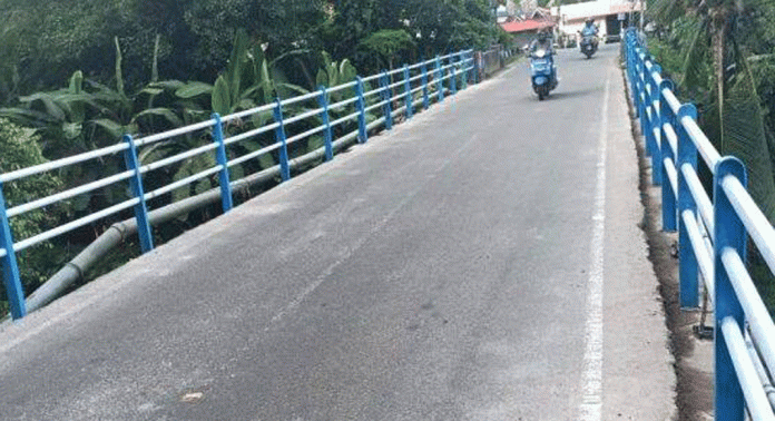 മുത്തൂർ പാലത്തിന്റെ കൈവരികൾ പുനഃസ്ഥാപിച്ചു മുത്തൂർ പാലത്തിന്റെ കൈവരികൾ പുനഃസ്ഥാപിച്ചു