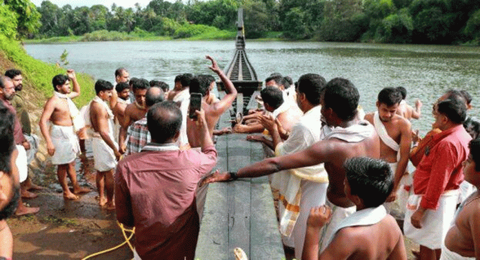 മുതവഴി പള്ളിയോടം വഞ്ചിപ്പാട്ടിന്റെയും ആർപ്പുവിളികളുടെയും അകമ്പടിയോടെ പമ്പാനദിയിലെ ഓളപ്പരപ്പിൽ നീരണിഞ്ഞു മുതവഴി പള്ളിയോടം വഞ്ചിപ്പാട്ടിന്റെയും ആർപ്പുവിളികളുടെയും അകമ്പടിയോടെ പമ്പാനദിയിലെ ഓളപ്പരപ്പിൽ നീരണിഞ്ഞു