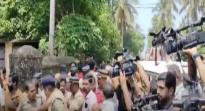 മുതലപ്പൊഴിയിൽ കേന്ദ്രമന്ത്രി ജോർജ് കുര്യനെതിരെ കോൺഗ്രസ് പ്രതിഷേധം മുതലപ്പൊഴിയിൽ കേന്ദ്രമന്ത്രി ജോർജ് കുര്യനെതിരെ കോൺഗ്രസ് പ്രതിഷേധം