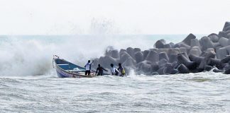 മുതലപ്പൊഴിയിൽ ശക്തമായ കടൽക്ഷോഭത്തിൽ മത്സ്യബന്ധന വള്ളം മറിഞ്ഞു ; തൊഴിലാളികൾ അത്ഭുതകരമായി രക്ഷപ്പെട്ടു