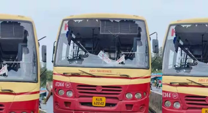 പുറക്കാട് ദേശീയ പാതയിൽ കെഎസ്ആര്ടിസി ഫാസ്റ്റ് പാസഞ്ചർ ബസിന് നേരെ കല്ലേറ് പുറക്കാട് ദേശീയ പാതയിൽ കെഎസ്ആര്ടിസി ഫാസ്റ്റ് പാസഞ്ചർ ബസിന് നേരെ കല്ലേറ്