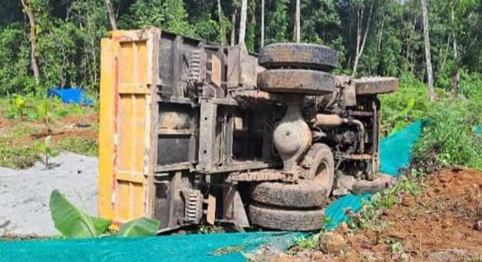 പയ്യനാമണ്ണിൽ പാറപ്പൊടി കയറ്റി വന്ന ലോറി നിയന്ത്രണം വിട്ടുമറിഞ്ഞു പയ്യനാമണ്ണിൽ പാറപ്പൊടി കയറ്റി വന്ന ലോറി നിയന്ത്രണം വിട്ടുമറിഞ്ഞു