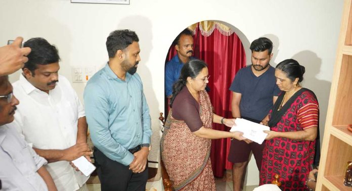 കുവൈറ്റ് തീപിടുത്തം : മുരളീധരൻ നായരുടെ കുടുംബത്തിന് ധനസഹായം കൈമാറി കുവൈറ്റ് തീപിടുത്തം : മുരളീധരൻ നായരുടെ കുടുംബത്തിന് ധനസഹായം കൈമാറി