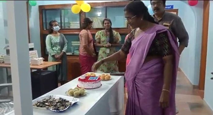 വയനാട് ദുരന്ത വാർത്തയിൽ ലോകം മരവിച്ചു നിൽക്കുമ്പോൾ പന്തളം നഗരസഭ അധ്യക്ഷയുടെ കേക്ക് മുറിക്കൽ ആഘോഷം വയനാട് ദുരന്ത വാർത്തയിൽ ലോകം മരവിച്ചു നിൽക്കുമ്പോൾ പന്തളം നഗരസഭ അധ്യക്ഷയുടെ കേക്ക് മുറിക്കൽ ആഘോഷം