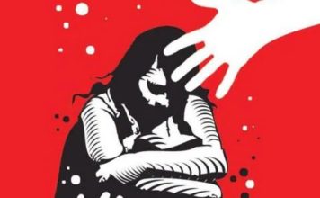 ഭർത്താവിന് സംശയരോഗം : ഭാര്യയെ കുട്ടികളുടെ മുന്നിൽവെച്ച് മൊട്ടയടിപ്പിച്ചു,മൂത്രം കുടിപ്പിച്ചെന്നും ആരോപണം