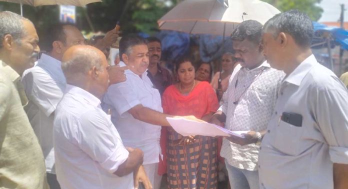 പുതിയ മാർക്കറ്റ് നിർമ്മാണം – മതിൽ പൊളിക്കുന്നതിലുള്ള തർക്കം മന്ത്രി ഇടപെട്ടു പരിഹരിച്ചു പുതിയ മാർക്കറ്റ് നിർമ്മാണം – മതിൽ പൊളിക്കുന്നതിലുള്ള തർക്കം മന്ത്രി ഇടപെട്ടു പരിഹരിച്ചു