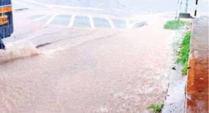 പന്തളത്ത് റോഡില് വെള്ളക്കെട്ട് ; വലഞ്ഞ് ജനങ്ങള് പന്തളത്ത് റോഡില് വെള്ളക്കെട്ട് ; വലഞ്ഞ് ജനങ്ങള്