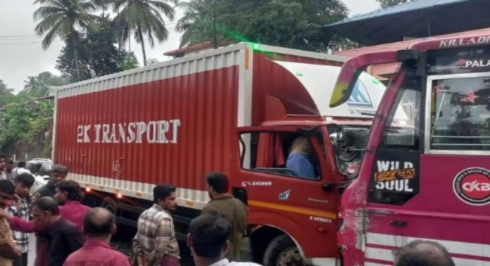 പാലക്കാട് കരിമ്പയില് വാഹനങ്ങള് കൂട്ടിയിടിച്ച് അപകടം ; നിരവധി പേര്ക്ക് പരിക്ക് പാലക്കാട് കരിമ്പയില് വാഹനങ്ങള് കൂട്ടിയിടിച്ച് അപകടം ; നിരവധി പേര്ക്ക് പരിക്ക്