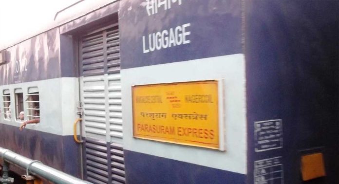 പരശുറാം എക്സ്പ്രസ് താത്കാലികമായി കന്യാകുമാരിയിലേക്ക് നീട്ടി ; രണ്ട് അധിക കോച്ചുകൾ കൂടി ഉൾപ്പെടുത്തി പരശുറാം എക്സ്പ്രസ് താത്കാലികമായി കന്യാകുമാരിയിലേക്ക് നീട്ടി ; രണ്ട് അധിക കോച്ചുകൾ കൂടി ഉൾപ്പെടുത്തി