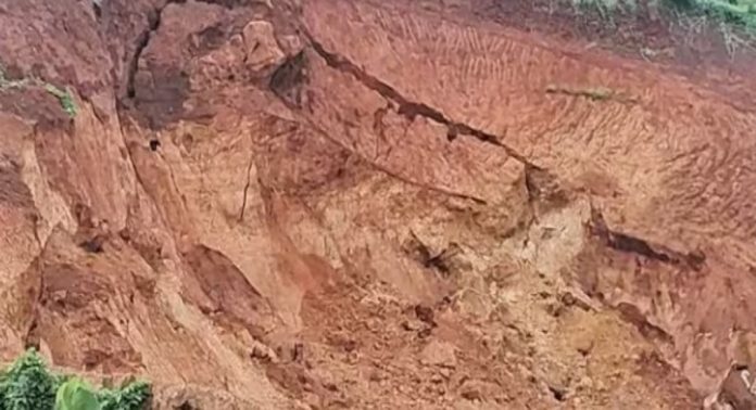 കാരശ്ശേരിയിൽ പെട്രോള് പമ്പിനായി മണ്ണെടുത്ത കുന്ന് ഇടിഞ്ഞു ; പ്രദേശവാസികൾ ആശങ്കയില് കാരശ്ശേരിയിൽ പെട്രോള് പമ്പിനായി മണ്ണെടുത്ത കുന്ന് ഇടിഞ്ഞു ; പ്രദേശവാസികൾ ആശങ്കയില്