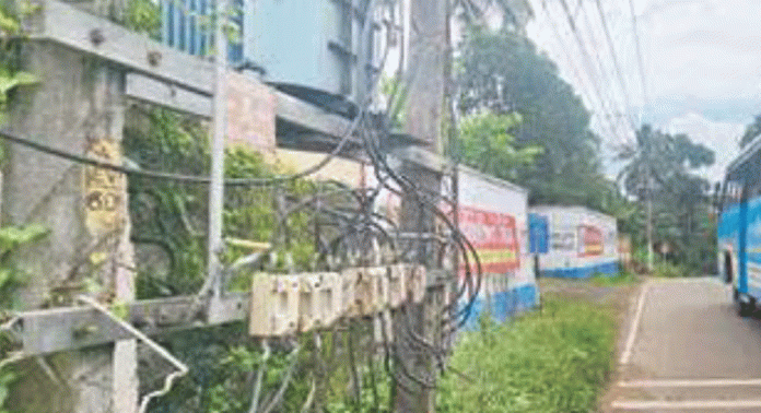 ചേന്നമ്പള്ളി-നെല്ലിമുകൾ റോഡരികിലെ വൈദ്യുതത്തൂണും ട്രാൻസ്ഫോർമറും അപകടഭീഷണി ഉയര്ത്തുന്നു ചേന്നമ്പള്ളി-നെല്ലിമുകൾ റോഡരികിലെ വൈദ്യുതത്തൂണും ട്രാൻസ്ഫോർമറും അപകടഭീഷണി ഉയര്ത്തുന്നു