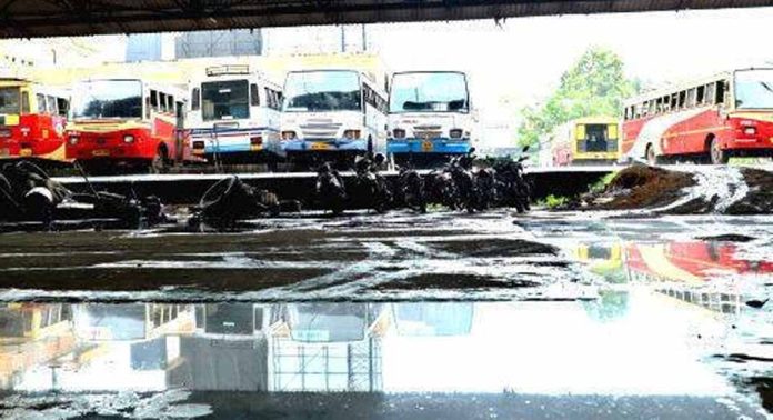 പത്തനംതിട്ട ട്രാൻ.ഗാരേജിൽ മലിനജലം ; ഗതികേടില് ജീവനക്കാര് പത്തനംതിട്ട ട്രാൻ.ഗാരേജിൽ മലിനജലം ; ഗതികേടില് ജീവനക്കാര്