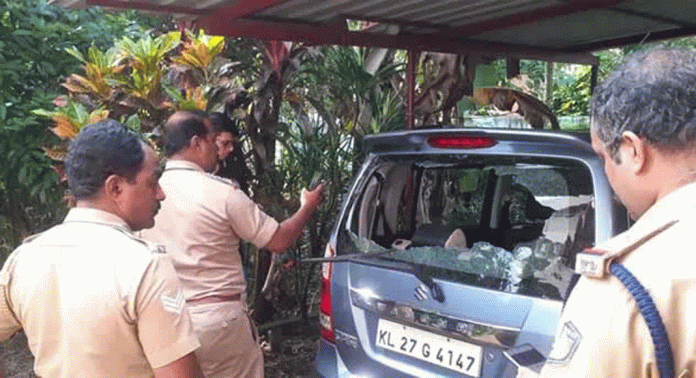 കുറ്റൂരില് സ്ത്രീകള് തനിച്ച് താമസിക്കുന്ന വീടിന് നേരെ അജ്ഞാതരുടെ ആക്രമണം കുറ്റൂരില് സ്ത്രീകള് തനിച്ച് താമസിക്കുന്ന വീടിന് നേരെ അജ്ഞാതരുടെ ആക്രമണം
