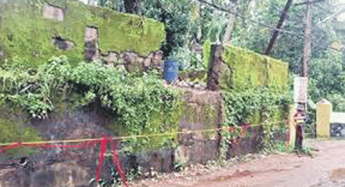 ഏത് നിമിഷവും നിലംപൊത്താറായ അവസ്ഥയില് പത്തനംതിട്ട ജനറല് ആശുപത്രിയിലെ മതിൽ ഏത് നിമിഷവും നിലംപൊത്താറായ അവസ്ഥയില് പത്തനംതിട്ട ജനറല് ആശുപത്രിയിലെ മതിൽ
