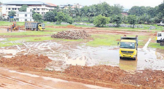 മണ്ണുക്ഷാമവും മഴയും ; ജില്ലാ സ്റ്റേഡിയം പണി മുടങ്ങി മണ്ണുക്ഷാമവും മഴയും ; ജില്ലാ സ്റ്റേഡിയം പണി മുടങ്ങി