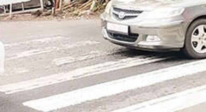 കോഴഞ്ചേരി ഭാഗത്തേക്കുള്ള ബസ് കാത്തിരിപ്പുകേന്ദ്രത്തിന് മുമ്പിലുണ്ടായിരുന്ന സീബ്രാലൈൻ മാഞ്ഞു കോഴഞ്ചേരി ഭാഗത്തേക്കുള്ള ബസ് കാത്തിരിപ്പുകേന്ദ്രത്തിന് മുമ്പിലുണ്ടായിരുന്ന സീബ്രാലൈൻ മാഞ്ഞു