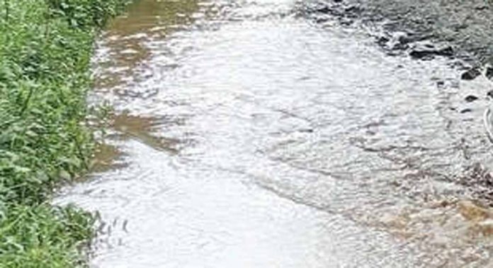 വെള്ളക്കെട്ടും കുഴികളുമായി പുല്ലൂപ്രം സ്കൂൾ റോഡ് വെള്ളക്കെട്ടും കുഴികളുമായി പുല്ലൂപ്രം സ്കൂൾ റോഡ്