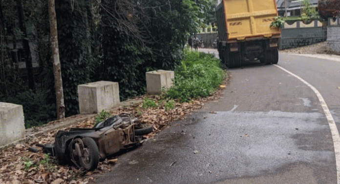 റാന്നിയില് ടിപ്പര് ലോറി അപകടം ; ഇരുചക്ര വാഹന യാത്രക്കാരന് മരിച്ചു റാന്നിയില് ടിപ്പര് ലോറി അപകടം ; ഇരുചക്ര വാഹന യാത്രക്കാരന് മരിച്ചു