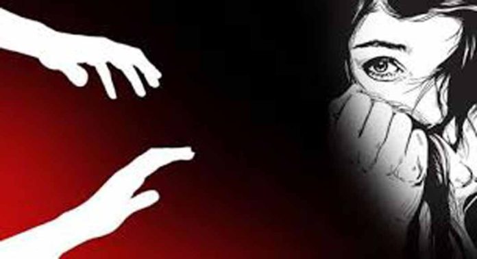 കോവിഡ് കാലത്തെ ആംബുലന്സ് പീഡനം: വിചാരണയ്ക്കിടെ അതീജിവിത ബോധം കെട്ടു വീണു കോവിഡ് കാലത്തെ ആംബുലന്സ് പീഡനം: വിചാരണയ്ക്കിടെ അതീജിവിത ബോധം കെട്ടു വീണു