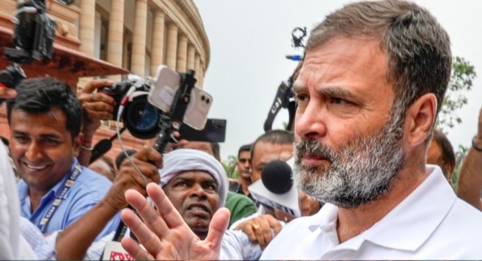 ബജറ്റ് വിവേചനപരം ; പാർലമെന്റ് കവാടത്തിൽ പ്രതിഷേധവുമായി ഇൻഡ്യാ മുന്നണി ബജറ്റ് വിവേചനപരം ; പാർലമെന്റ് കവാടത്തിൽ പ്രതിഷേധവുമായി ഇൻഡ്യാ മുന്നണി