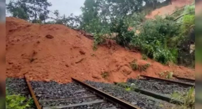 മണ്ണിടിച്ചിലിനെ തുടര്ന്ന് ഗതാഗതം തടസ്സപ്പെട്ടു : ബെംഗളൂരു – മംഗളൂരു റൂട്ടിൽ നിരവധി ട്രെയിനുകൾ വഴിതിരിച്ചുവിട്ടു മണ്ണിടിച്ചിലിനെ തുടര്ന്ന് ഗതാഗതം തടസ്സപ്പെട്ടു : ബെംഗളൂരു – മംഗളൂരു റൂട്ടിൽ നിരവധി ട്രെയിനുകൾ വഴിതിരിച്ചുവിട്ടു