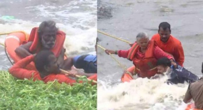 ചിറ്റൂര് പുഴയില് കുടുങ്ങിയ സ്ത്രീ ഉള്പ്പെടെയുള്ള നാലു പേരെയും അതിസാഹസിക രക്ഷാദൗത്യത്തിനൊടുവിൽ കരയിലെത്തിച്ചു ചിറ്റൂര് പുഴയില് കുടുങ്ങിയ സ്ത്രീ ഉള്പ്പെടെയുള്ള നാലു പേരെയും അതിസാഹസിക രക്ഷാദൗത്യത്തിനൊടുവിൽ കരയിലെത്തിച്ചു