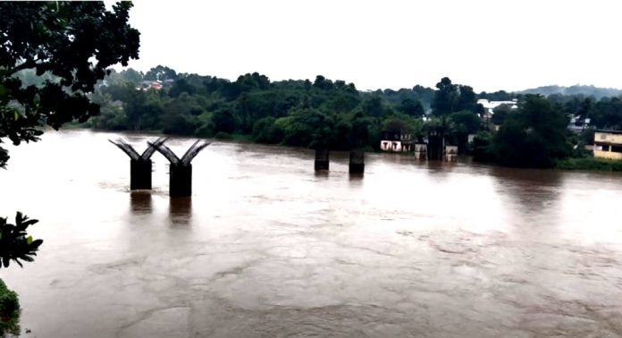 പമ്പാനദിയിൽ ക്രമാതീതമായി വെള്ളമുയർന്നു പമ്പാനദിയിൽ ക്രമാതീതമായി വെള്ളമുയർന്നു