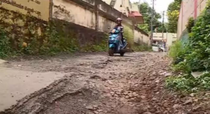 ജല അതോറിറ്റി പൈപ്പിടാനായി കുഴിച്ച റോഡ് കുളമായി ; ജനങ്ങൾ ദുരിതത്തിലായിട്ട് രണ്ട് വർഷം ജല അതോറിറ്റി പൈപ്പിടാനായി കുഴിച്ച റോഡ് കുളമായി ; ജനങ്ങൾ ദുരിതത്തിലായിട്ട് രണ്ട് വർഷം