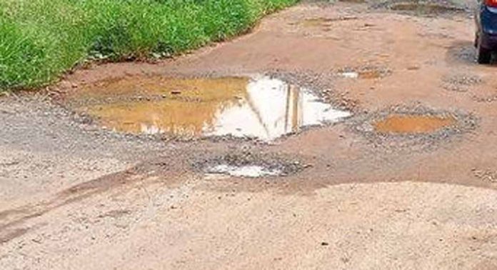 വാലാങ്കര – അയിരൂർ റോഡിലെ വെള്ളക്കെട്ട് യാത്രക്കാര്ക്ക് തലവേദനയാകുന്നു വാലാങ്കര – അയിരൂർ റോഡിലെ വെള്ളക്കെട്ട് യാത്രക്കാര്ക്ക് തലവേദനയാകുന്നു
