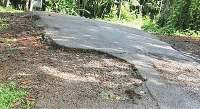 മഠത്തിൽക്കാവ് ക്ഷേത്രം – അമ്പാടി-പ്ലാച്ചിറപ്പടി റോഡിന്റെ ടാർ ഉപരിതലം ഇളകി മഠത്തിൽക്കാവ് ക്ഷേത്രം – അമ്പാടി-പ്ലാച്ചിറപ്പടി റോഡിന്റെ ടാർ ഉപരിതലം ഇളകി