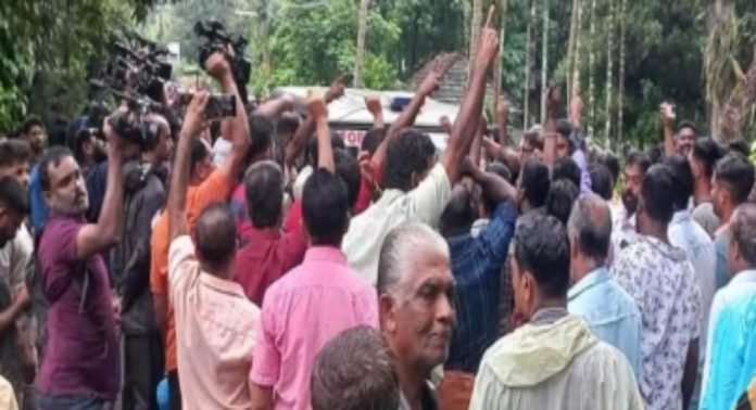 വന്യജീവി ശല്യം : വനംവകുപ്പ് ഉദ്യോഗസ്ഥരെ തടഞ്ഞ് നാട്ടകാരുടെ പ്രതിഷേധം വന്യജീവി ശല്യം : വനംവകുപ്പ് ഉദ്യോഗസ്ഥരെ തടഞ്ഞ് നാട്ടകാരുടെ പ്രതിഷേധം