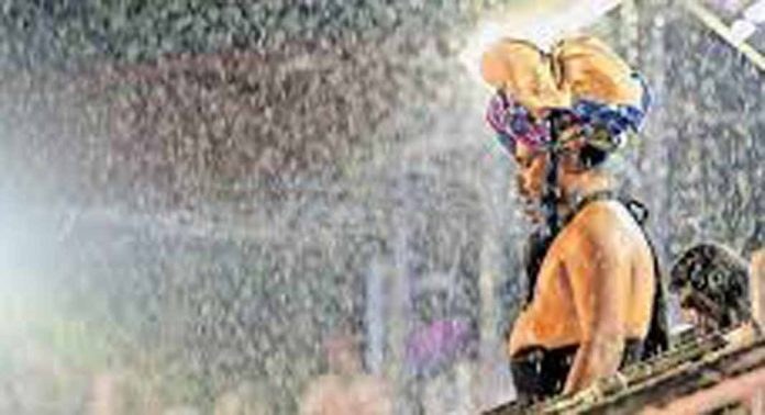 മഴയും ശീതക്കാറ്റും ; വലഞ്ഞ് ശബരിമല തീര്ഥാടകര് മഴയും ശീതക്കാറ്റും ; വലഞ്ഞ് ശബരിമല തീര്ഥാടകര്